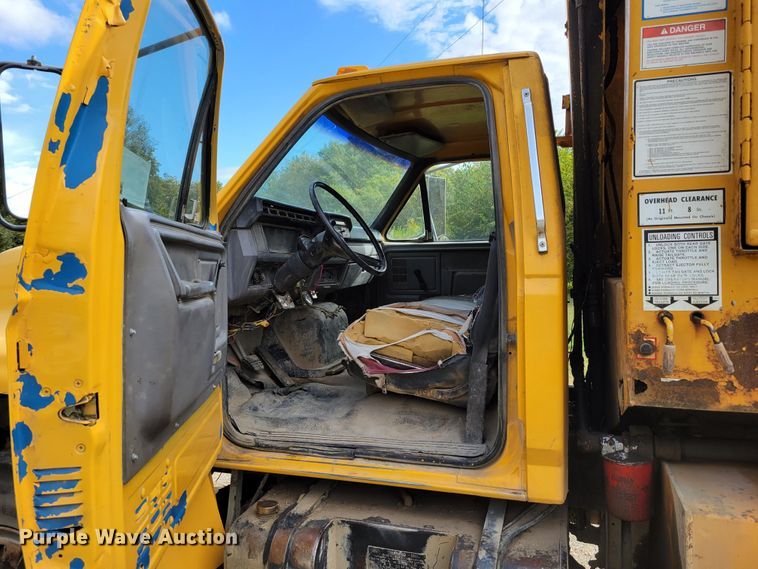 image for item DM8071 1997 Ford F800  refuse truck