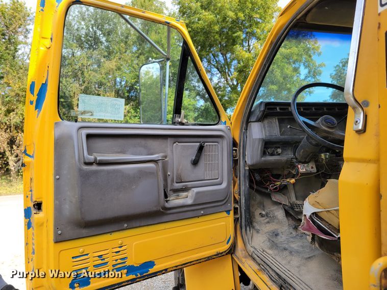 image for item DM8071 1997 Ford F800  refuse truck