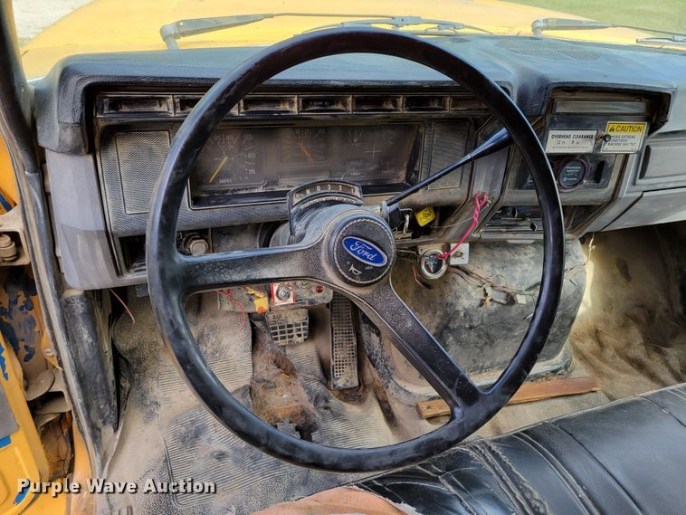 image for item DM8071 1997 Ford F800  refuse truck