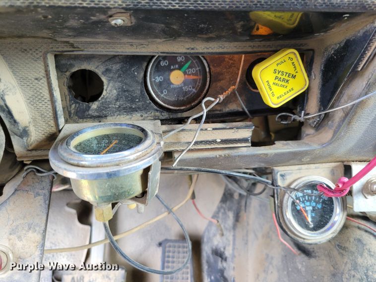 image for item DM8071 1997 Ford F800  refuse truck