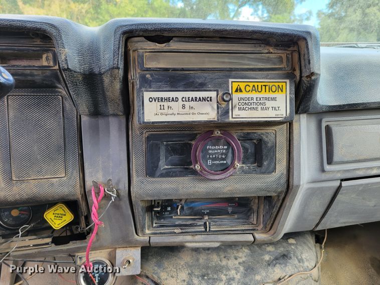 image for item DM8071 1997 Ford F800  refuse truck