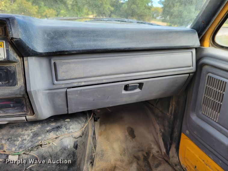 image for item DM8071 1997 Ford F800  refuse truck