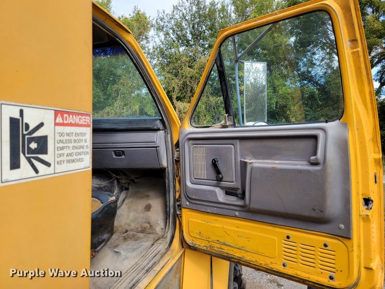 image for item DM8071 1997 Ford F800  refuse truck