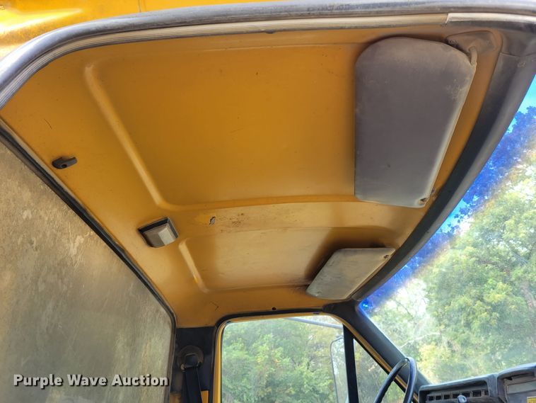 image for item DM8071 1997 Ford F800  refuse truck