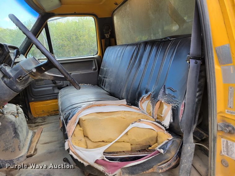 image for item DM8071 1997 Ford F800  refuse truck