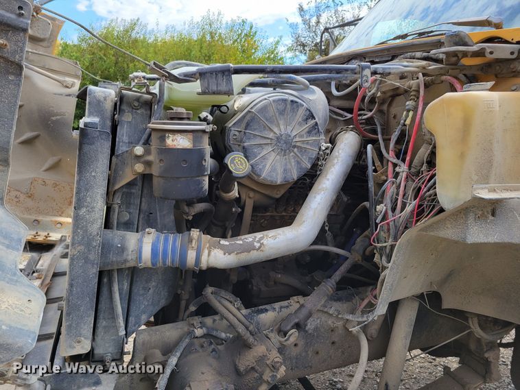 image for item DM8071 1997 Ford F800  refuse truck