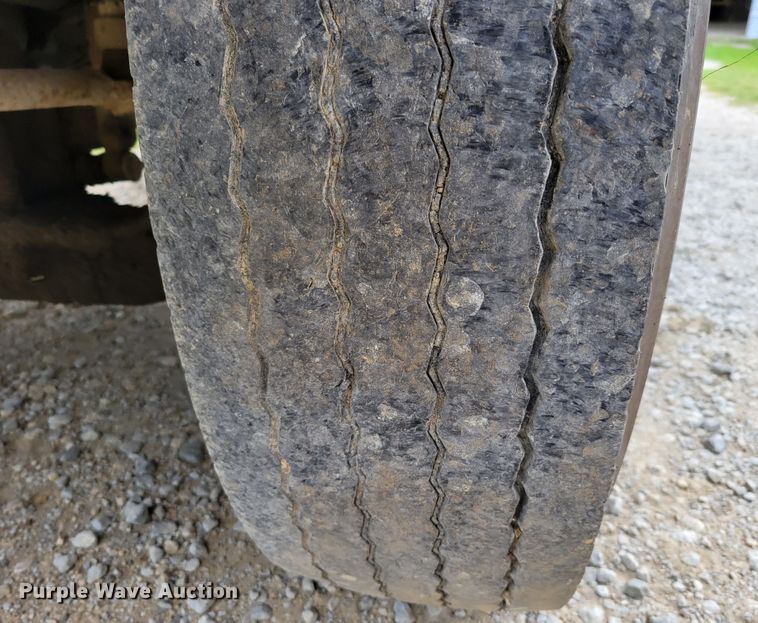 image for item DM8071 1997 Ford F800  refuse truck