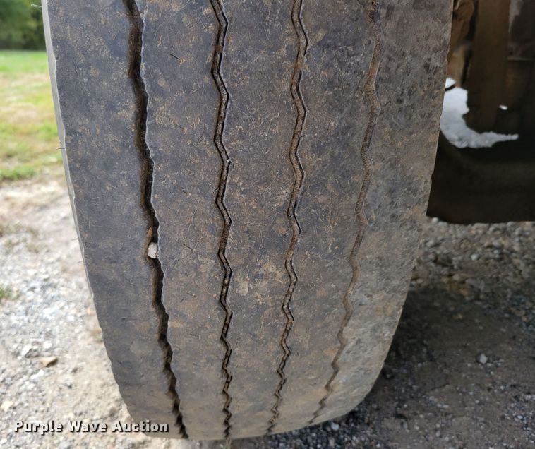 image for item DM8071 1997 Ford F800  refuse truck