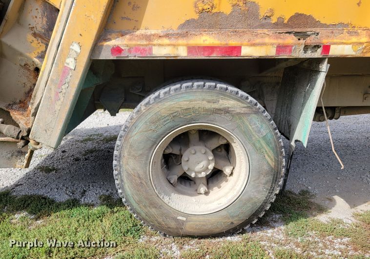 image for item DM8071 1997 Ford F800  refuse truck