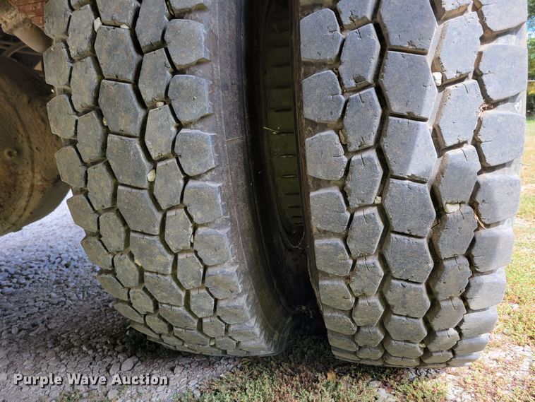 image for item DM8071 1997 Ford F800  refuse truck