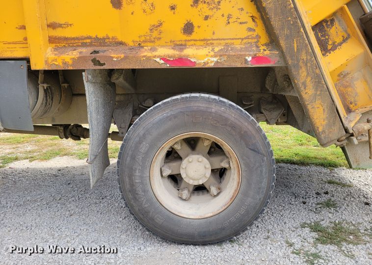 image for item DM8071 1997 Ford F800  refuse truck