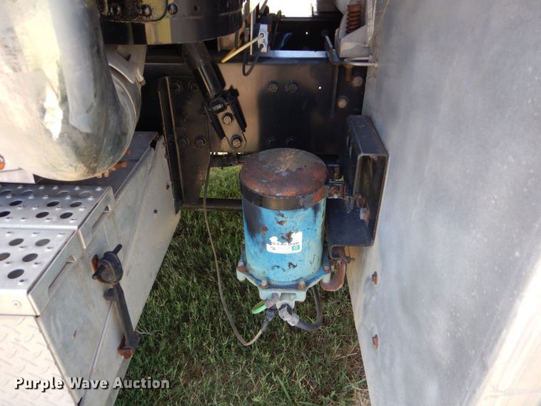 image for item DO1592 2000 Freightliner FLD  fuel truck