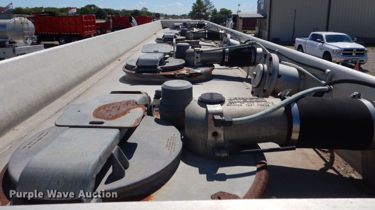 image for item DO1592 2000 Freightliner FLD  fuel truck