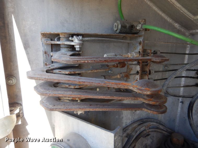 image for item DO1592 2000 Freightliner FLD  fuel truck