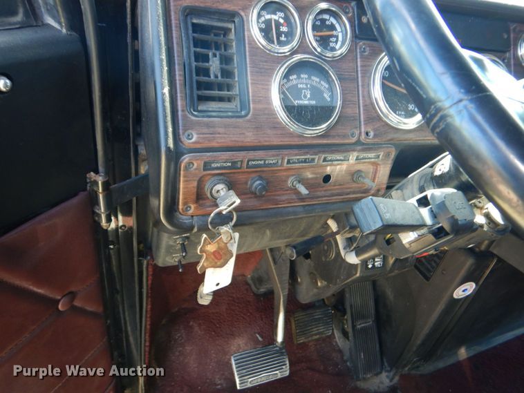 image for item DO1592 2000 Freightliner FLD  fuel truck