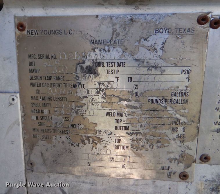 image for item DO1592 2000 Freightliner FLD  fuel truck