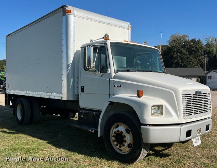 image for item DO8761 2002 Freightliner FL70  box truck