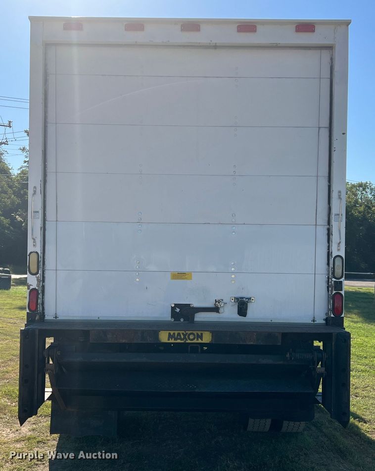 image for item DO8761 2002 Freightliner FL70  box truck