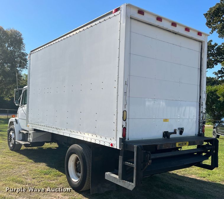image for item DO8761 2002 Freightliner FL70  box truck