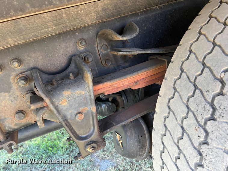 image for item DO8761 2002 Freightliner FL70  box truck