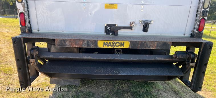 image for item DO8761 2002 Freightliner FL70  box truck