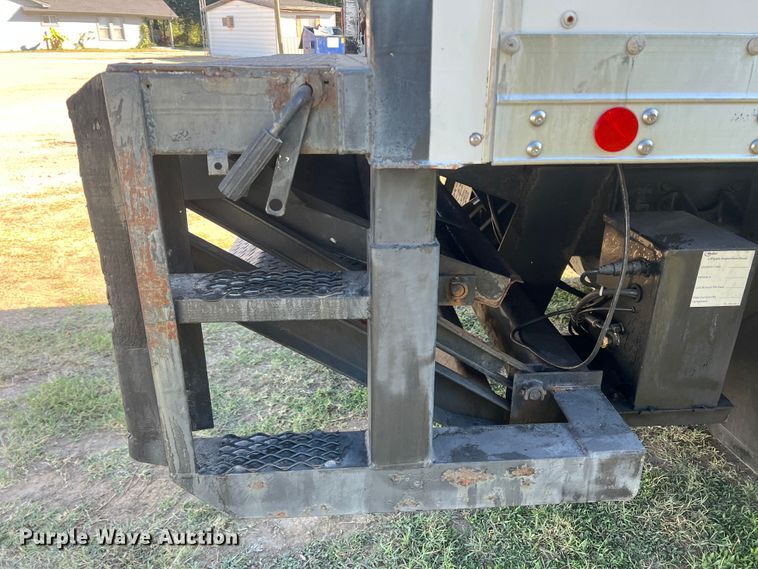 image for item DO8761 2002 Freightliner FL70  box truck