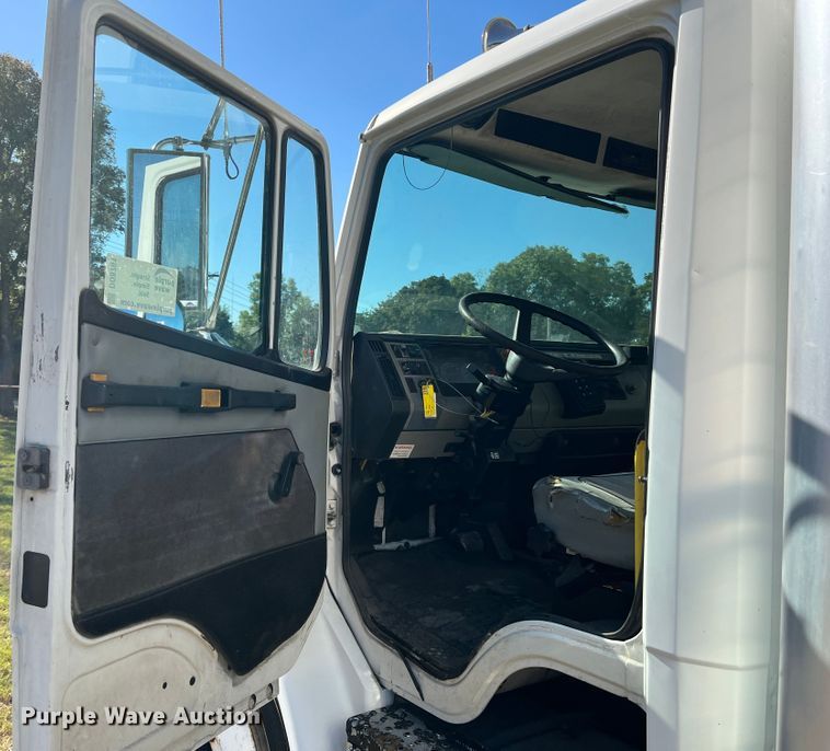 image for item DO8761 2002 Freightliner FL70  box truck