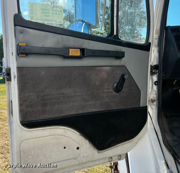 image for item DO8761 2002 Freightliner FL70  box truck