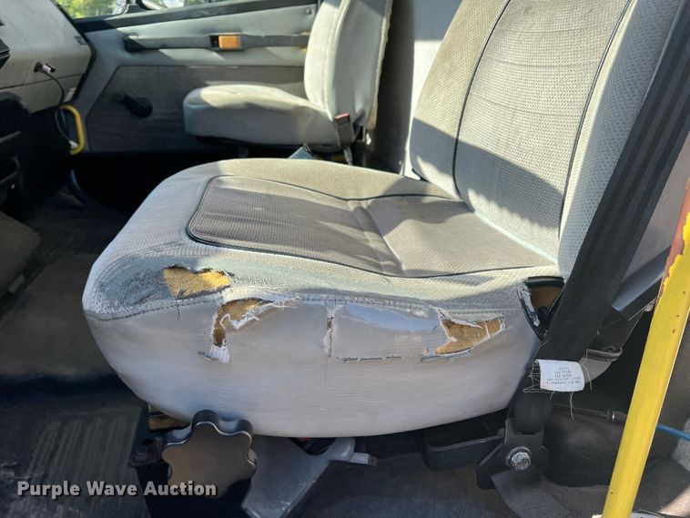 image for item DO8761 2002 Freightliner FL70  box truck