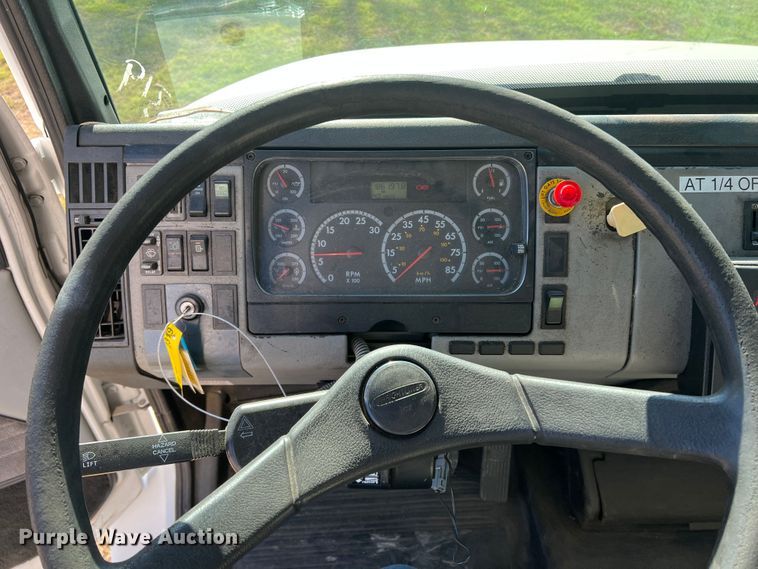 image for item DO8761 2002 Freightliner FL70  box truck