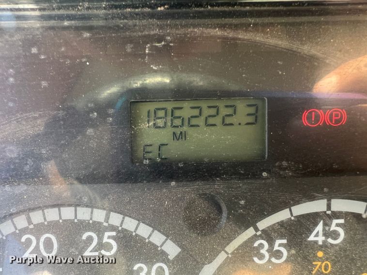 image for item DO8761 2002 Freightliner FL70  box truck