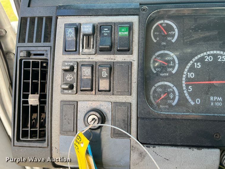 image for item DO8761 2002 Freightliner FL70  box truck