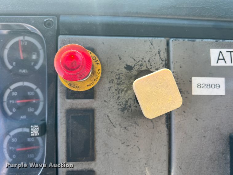 image for item DO8761 2002 Freightliner FL70  box truck