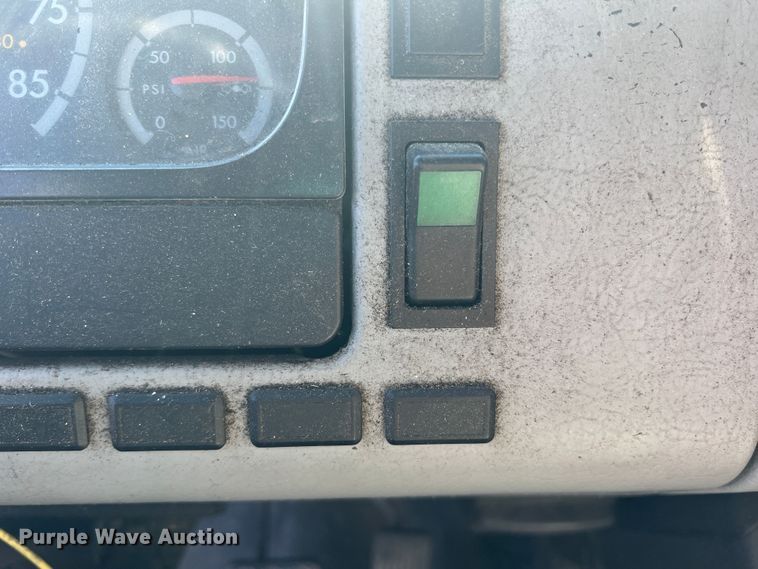 image for item DO8761 2002 Freightliner FL70  box truck