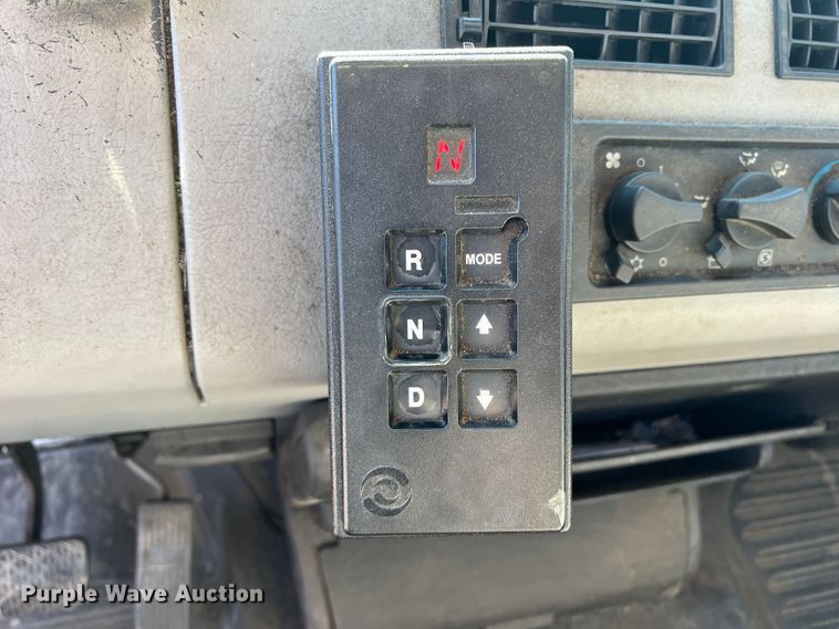 image for item DO8761 2002 Freightliner FL70  box truck