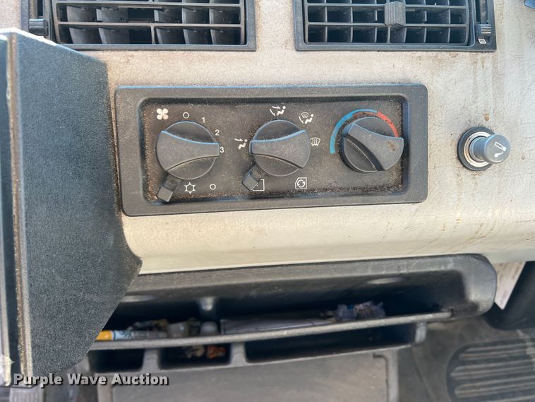 image for item DO8761 2002 Freightliner FL70  box truck