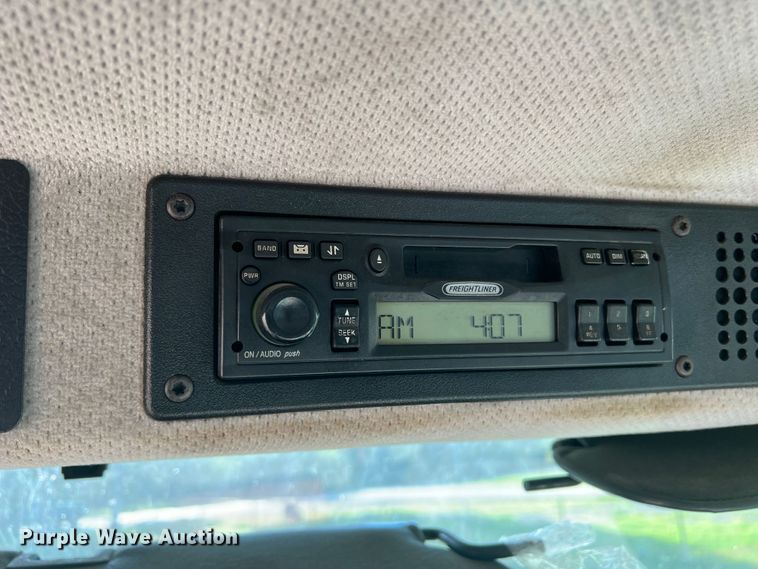 image for item DO8761 2002 Freightliner FL70  box truck