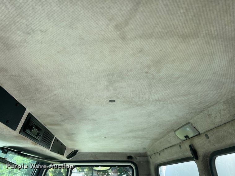 image for item DO8761 2002 Freightliner FL70  box truck