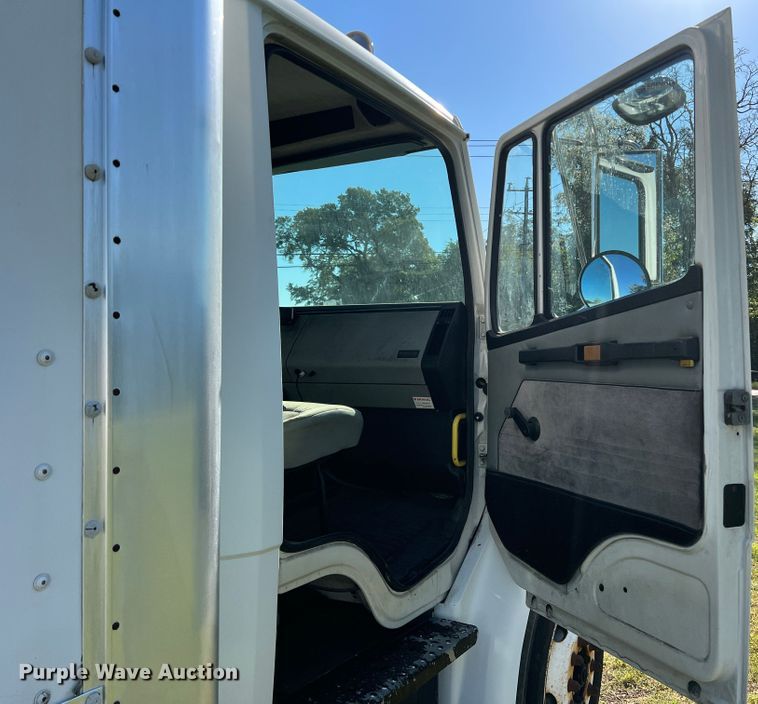 image for item DO8761 2002 Freightliner FL70  box truck