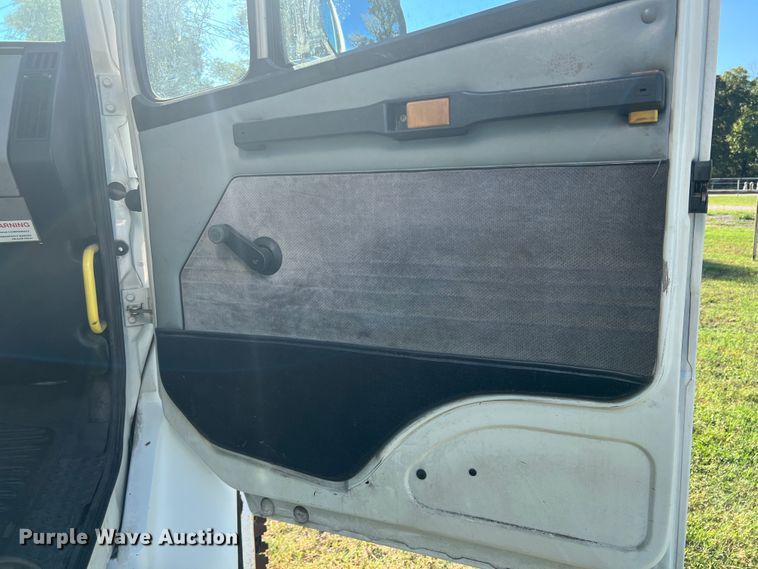 image for item DO8761 2002 Freightliner FL70  box truck