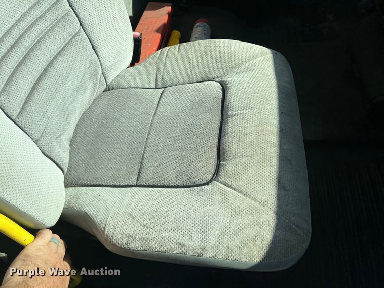 image for item DO8761 2002 Freightliner FL70  box truck