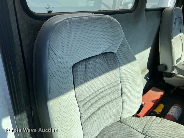 image for item DO8761 2002 Freightliner FL70  box truck