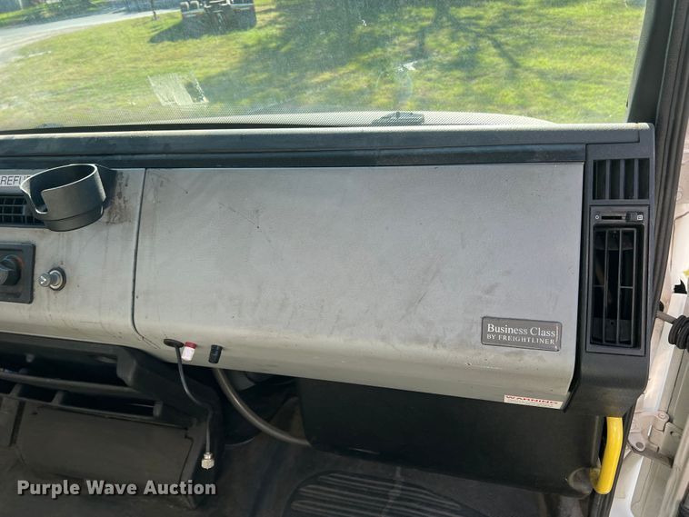 image for item DO8761 2002 Freightliner FL70  box truck