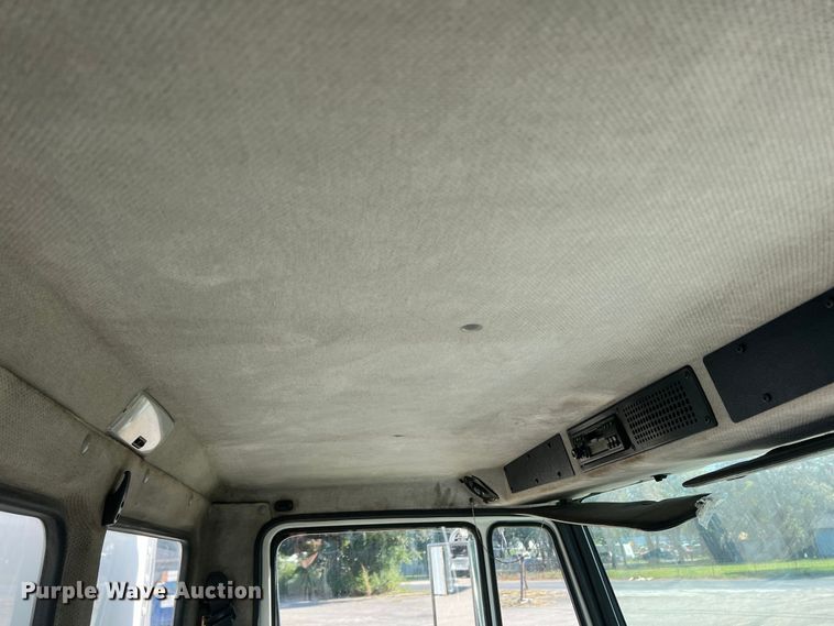 image for item DO8761 2002 Freightliner FL70  box truck