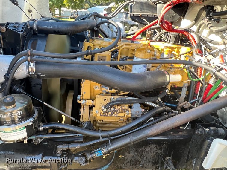 image for item DO8761 2002 Freightliner FL70  box truck