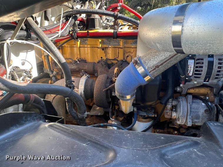 image for item DO8761 2002 Freightliner FL70  box truck