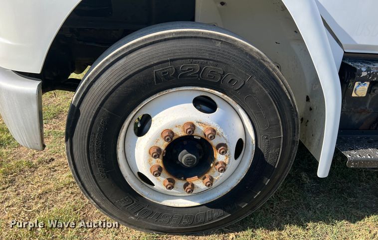 image for item DO8761 2002 Freightliner FL70  box truck