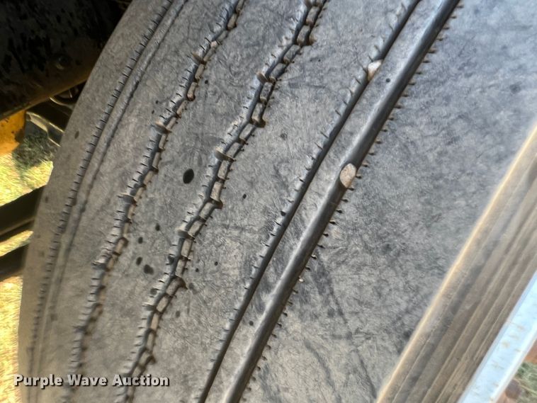 image for item DO8761 2002 Freightliner FL70  box truck