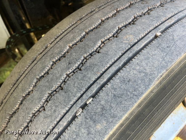 image for item DO8761 2002 Freightliner FL70  box truck