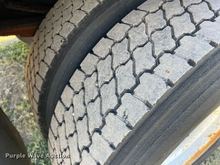 image for item DO8761 2002 Freightliner FL70  box truck